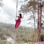 Dhivyadharshini Instagram – BALI SWING 
one ✔️ in my bucket list 
It’s an lovely experience, beautifully arranged by @gtholidays.in with the best view. Ps: this video doesn’t do justice to the view I witnessed 

#ddreels #ddneelakandan #travel #balidays🌴 #dhivydharshini #tourism #gtholidays #bali #baliswing