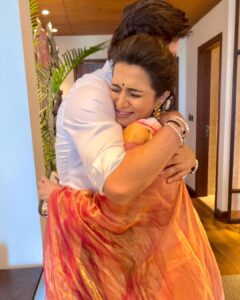Dhivyadharshini Instagram - I hugged him tight and I told him everything I wanted to tell ‘So Many years,soo many memories,soo much of joyyy you have given us sir,for all that you deserve onlyyy the bestttt of bestttt life sir. Everyday I will pray for ur heart’s Joy sir’ @iamsrk you don’t deserve any less or any sadness sir.. 
what a day to post this pic as our KING KHAN celebrates 30 years in this industry .There is no one like you ever before & ever after sir ❤️
Thank you sooooo much #Atlee darling @priyaatlee for this kindness I wish you a block buster mega hit #jawan 1000crores vasool 😉🤗🥰😍❤️ @poojadadlani02 
#srk #atlee #jawan #ddneelakandan #kingkhan #hug #emotional