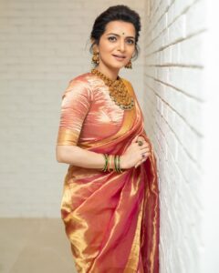 Dhivyadharshini Instagram - “Now Let’s get you married sista” mode 

Saree @eternal_weaves
Jewelery @mspinkpantherjewel 
Photo @arunprasath_photography 
Styling @shakthi_pradeep 
Hair @saravananhairstylist 
Makeup Maniraj

#ddneelakandan #nayanwikki #nayanthara #wedding #tissuesaree #eternalweaves #arunprasathphotography #dd #dhivyadharshini