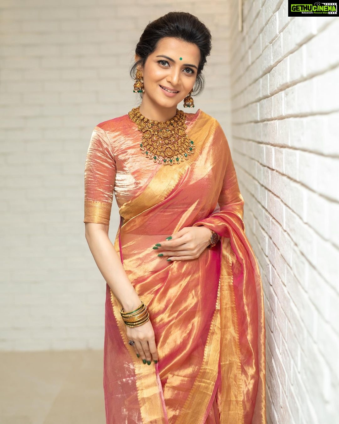 Dhivyadharshini - 248.2K Likes - “Now Let’s get you married sista” mode
Saree @eternal_weaves
Jewelery @mspinkpantherjewel
Photo @arunprasath_photography
Styling @shakthi_pradeep
Hair @saravananhairstylist
Makeup Maniraj
#ddneelakandan #nayanwikki #nayanthara #wedding #tissuesaree #eternalweaves #arunprasathphotography #dd #dhivyadharshini