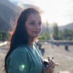 Dia Mirza Instagram - Yahaan 💙🌏 Photo by my very talented co-actor @fatimasanashaikh 🥰 #DhakDhak #BTS #TravelWithDee #Leh @dhakdhakjourney @dudeja_sahaab @taapsee @pranjalnk @viacom18studios Also, carrying our own mugs. #BeatPlasticPollution #ForPeopleForPlanet Lamayuru Monastery Ladakh, India