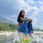 Dia Mirza Instagram - “A woman in harmony with her spirit is like a river flowing. She goes where she will without pretence and arrives at her destination prepared to be herself and only herself.” - Maya Angelou #DhakDhak #BTS #TravelWithDee @dhakdhakjourney #OutsidersFilms @viacom18studios @taapsee @pranjalnk @dudeja_sahaab Manali, Himachal Pradesh