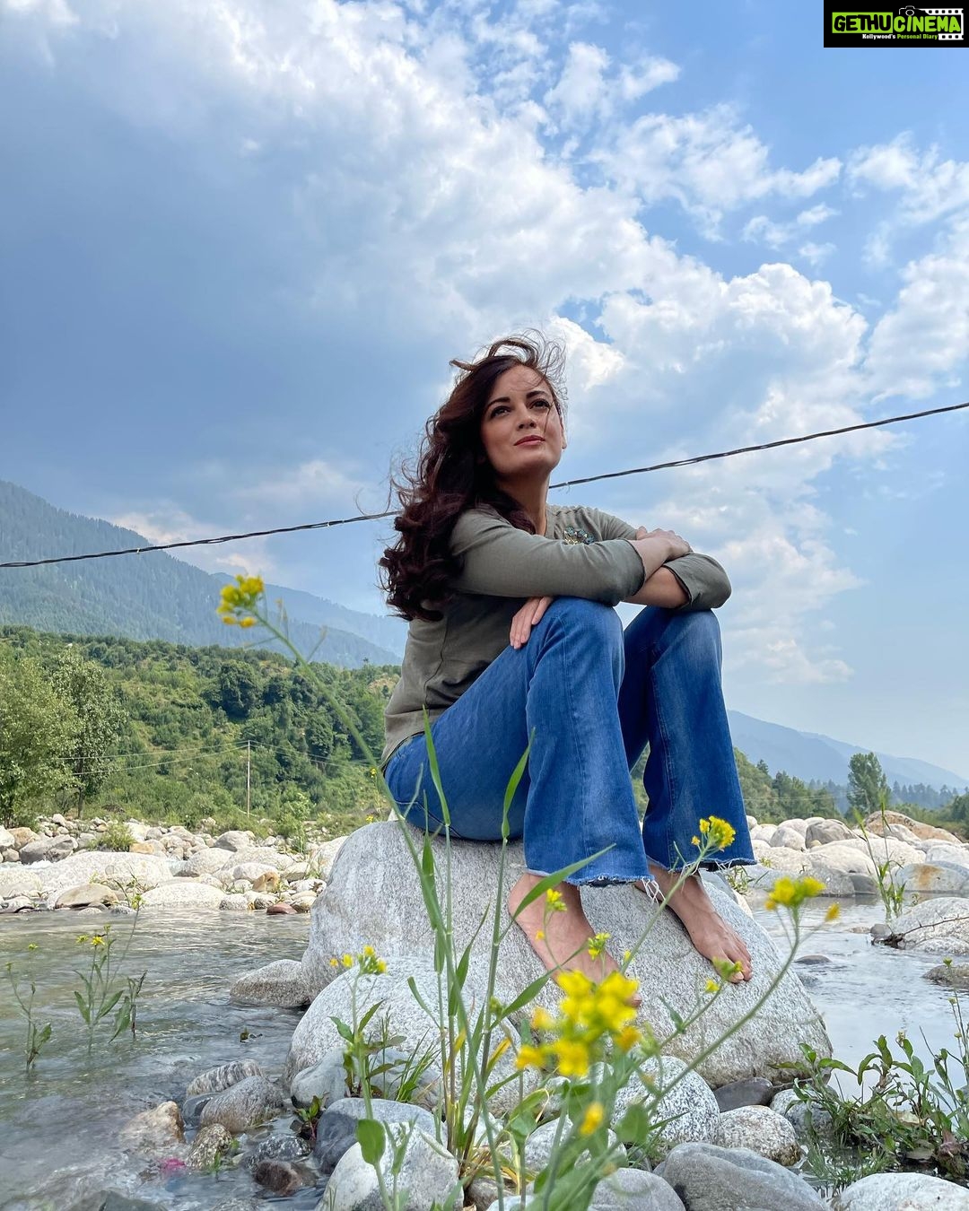 Dia Mirza Instagram - “A woman in harmony with her spirit is like a river flowing. She goes where she will without pretence and arrives at her destination prepared to be herself and only herself.” - Maya Angelou #DhakDhak #BTS #TravelWithDee @dhakdhakjourney #OutsidersFilms @viacom18studios @taapsee @pranjalnk @dudeja_sahaab Manali, Himachal Pradesh