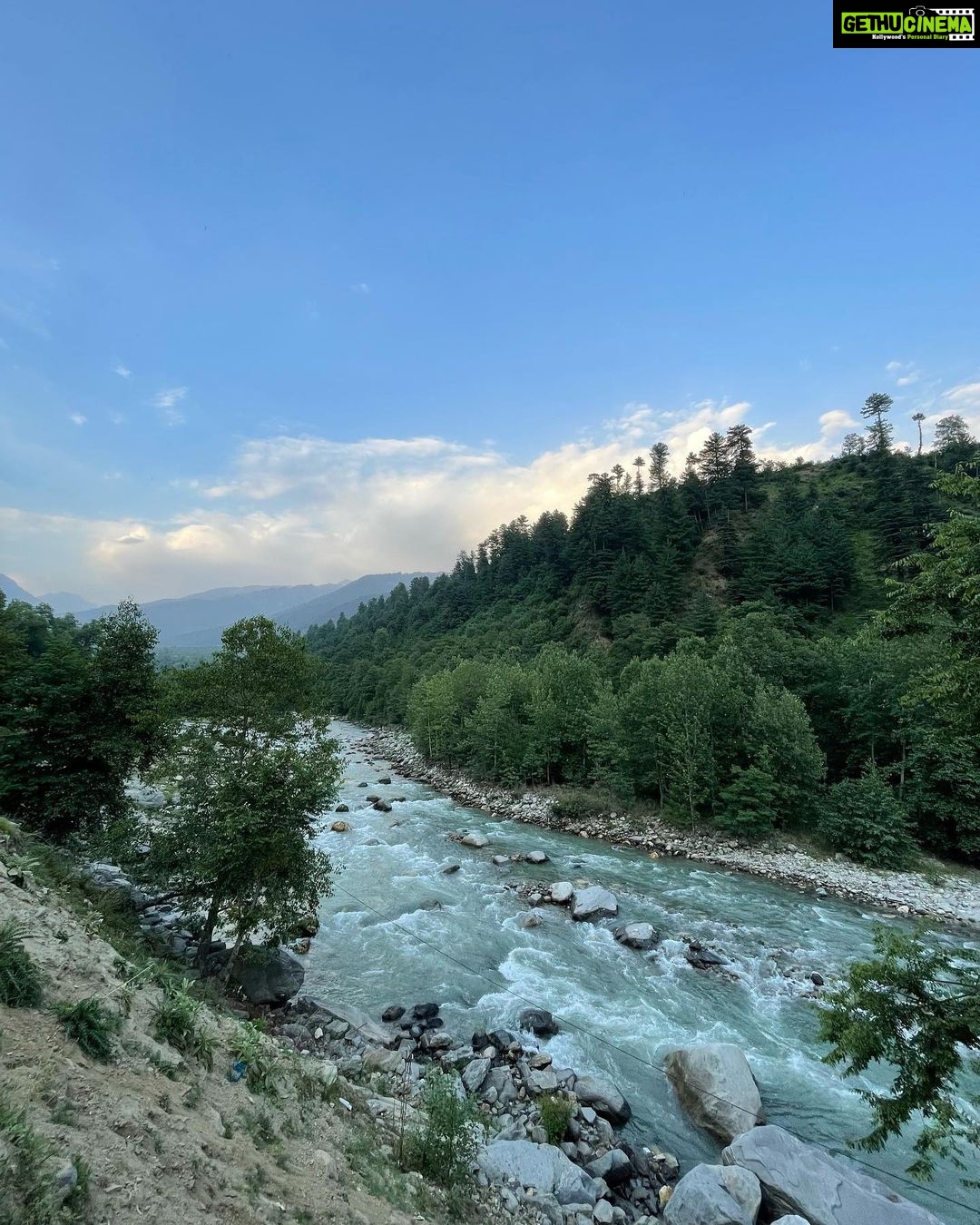 Dia Mirza Instagram - “A woman in harmony with her spirit is like a river flowing. She goes where she will without pretence and arrives at her destination prepared to be herself and only herself.” - Maya Angelou #DhakDhak #BTS #TravelWithDee @dhakdhakjourney #OutsidersFilms @viacom18studios @taapsee @pranjalnk @dudeja_sahaab Manali, Himachal Pradesh