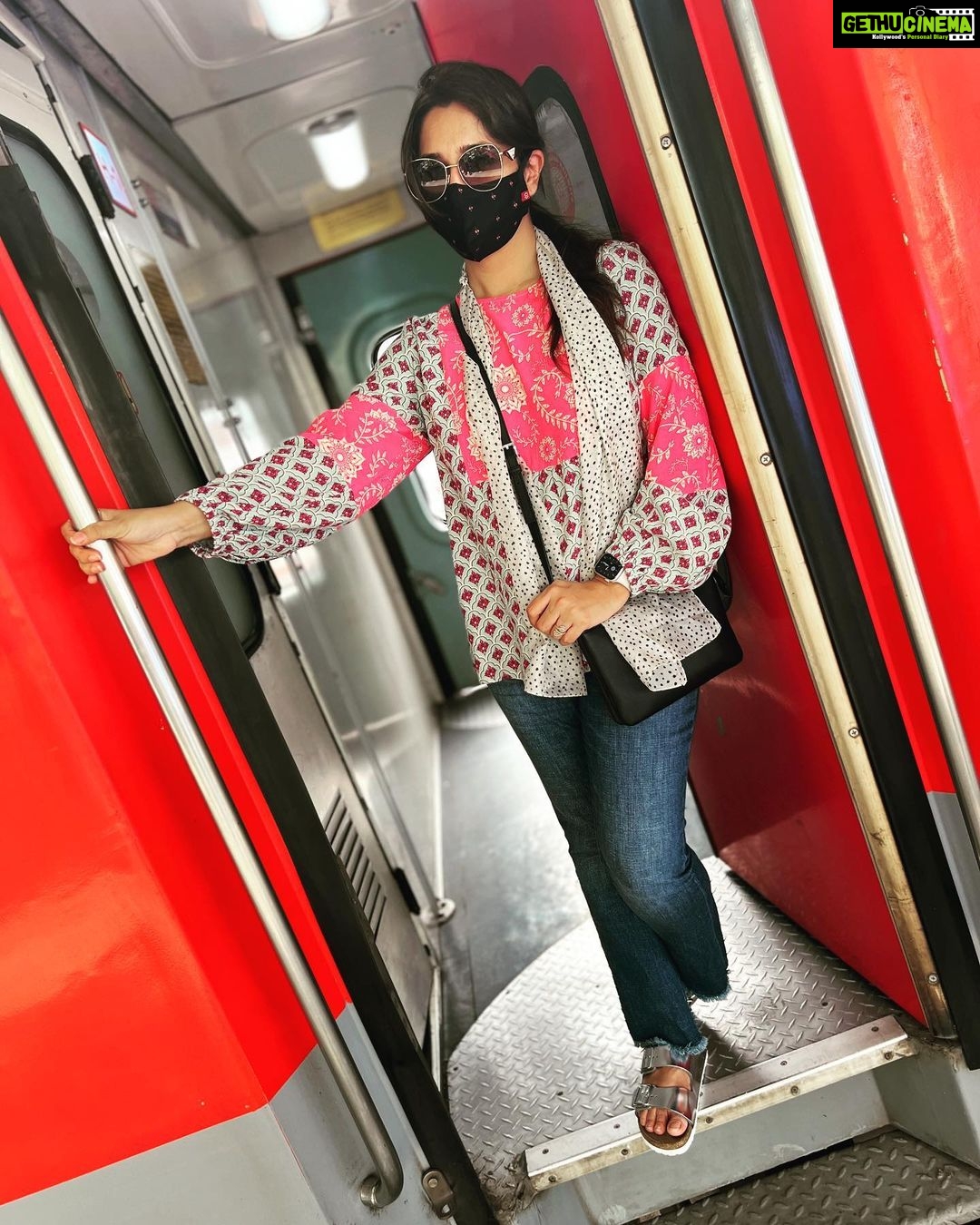 Dipika Kakar Instagram - Train ke safar ki baat hi kuch aur hai… ❤️