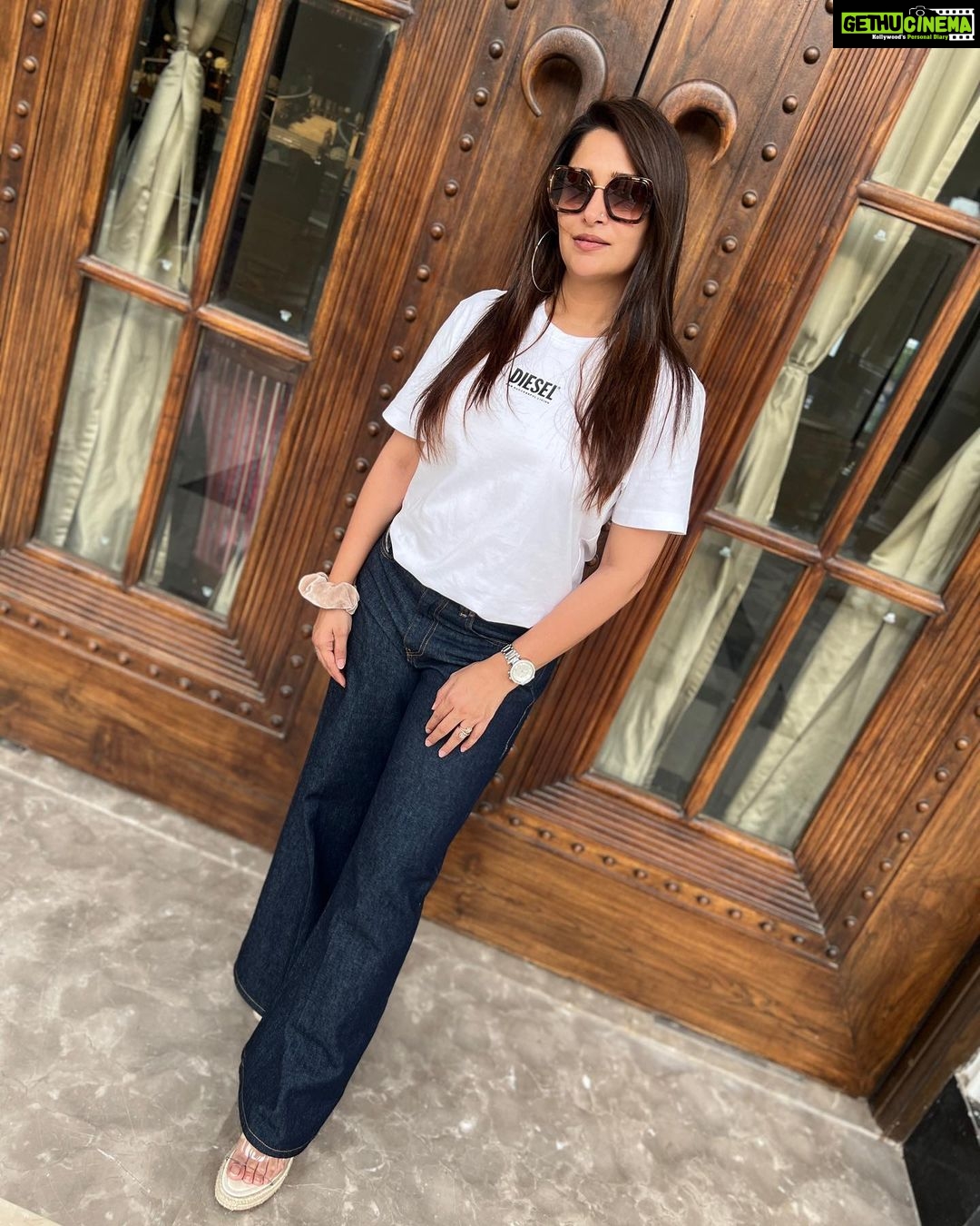 Dipika Kakar Instagram - Wear Your Confidence! The best way to be Stylish!!