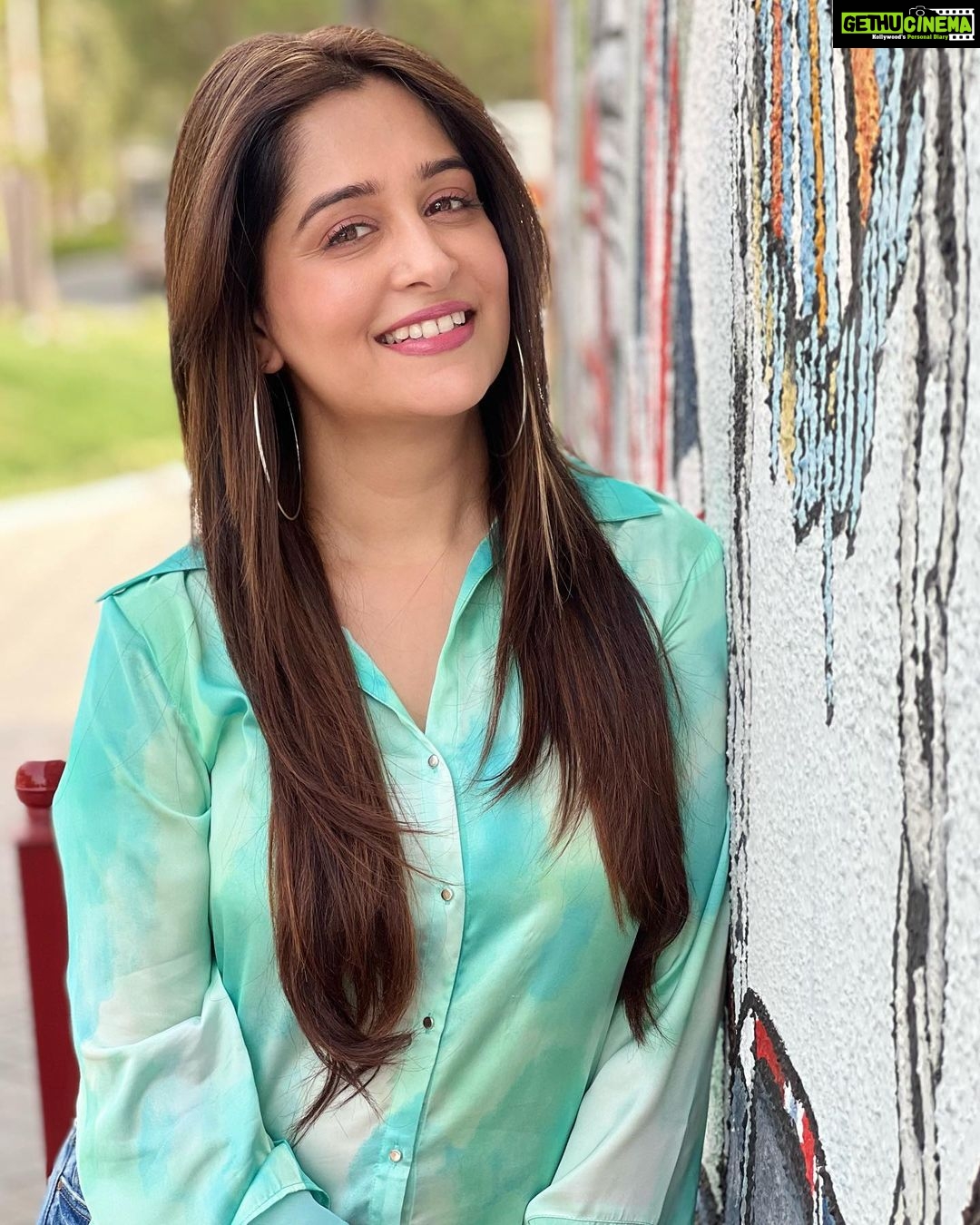 Dipika Kakar Instagram - Just Smile & Glow…. Life is too short to spend it being low!! . . makeup @im_mr_ketzsolzofficial_ hair @shahingilani