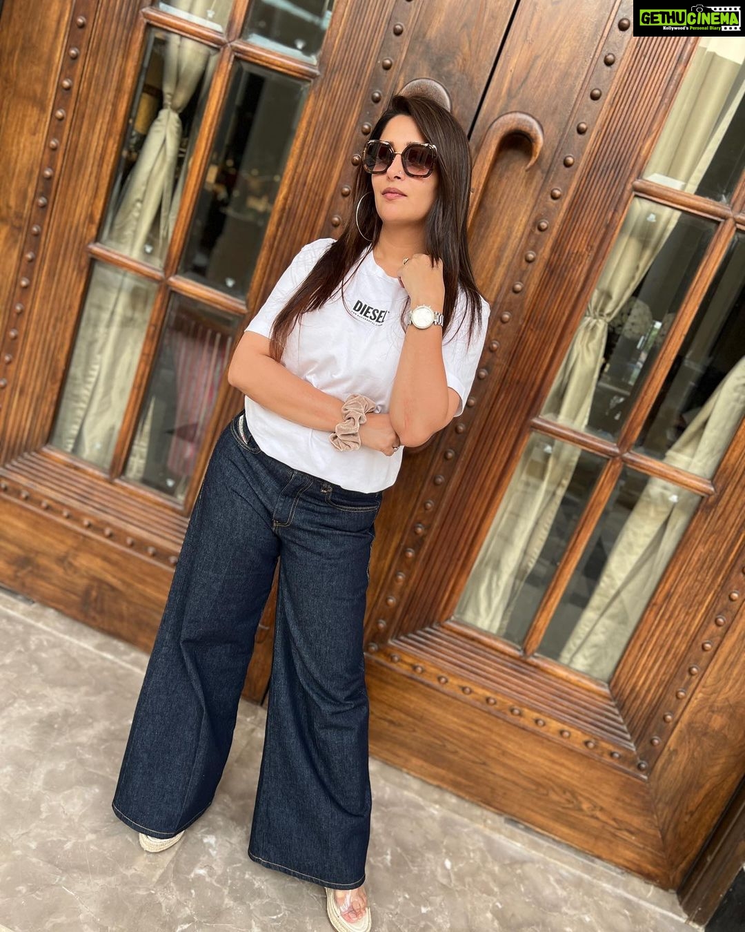 Dipika Kakar Instagram - Wear Your Confidence! The best way to be Stylish!!