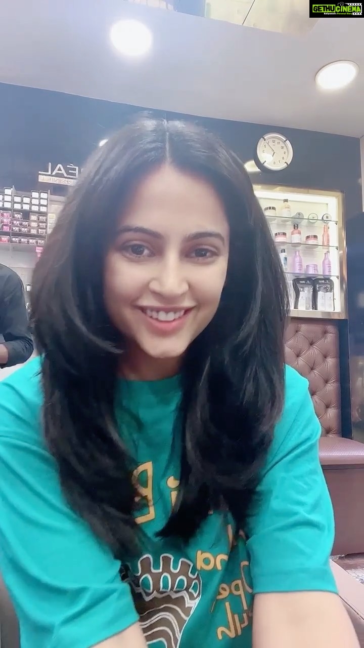 Disha Pandey Instagram - #hairday @harshanrakesh Lokhandwala Market