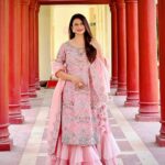 Divyanka Tripathi Instagram - I love pink or pink loves me?💗 @kaaishabyshalini 🥻 @rubans.in @oakpinionpr 💍 @stylingbyvictor @sohail__mughal___ @Sharukh_rocks902 📷
