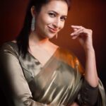 Divyanka Tripathi Instagram - Metallic khaki saree..to match with the toiling Mumbai police. #Umang2022. Do you like it as much as I did?😍 Also, @deepikasingh150...I loved the song #JabrePiya from your movie! Styledby: @stylebysugandhasood Asst: @twisha01desai Brand name: @swtantraofficial Jewellery: @rubans.in @allthatglitters.jewellery Mua & hair: @wowmuareena @wowmua_reena_official Photography: @niketanphotography PR: @oakpinionpr @sonalitambe #SareeLove