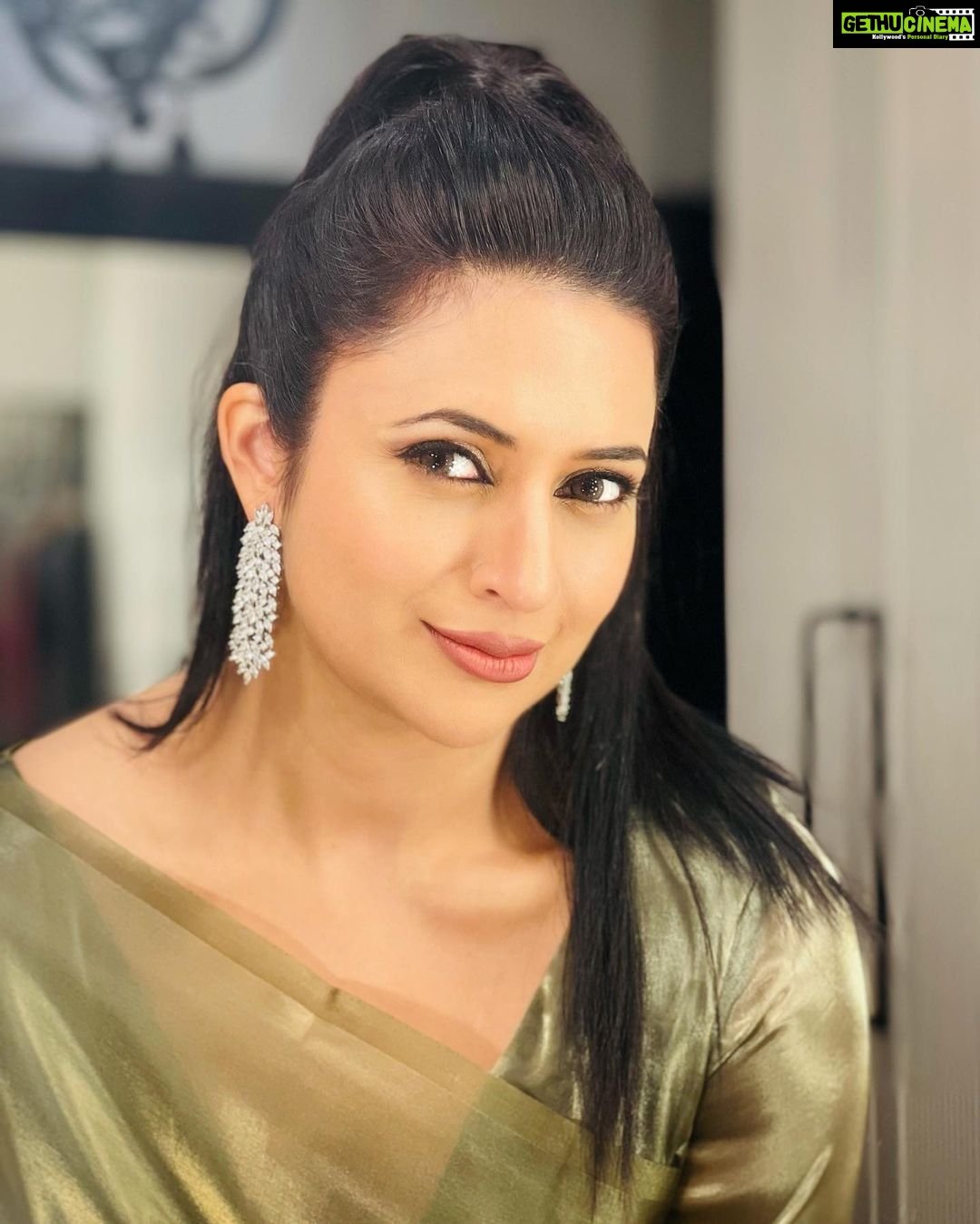 Divyanka Tripathi Instagram - "Kaun main? Haan tum! Bas tum! Oh ho!" I don't know why these lyrics are ringing in my head!!! ππ»ββοΈHence, this caption!π