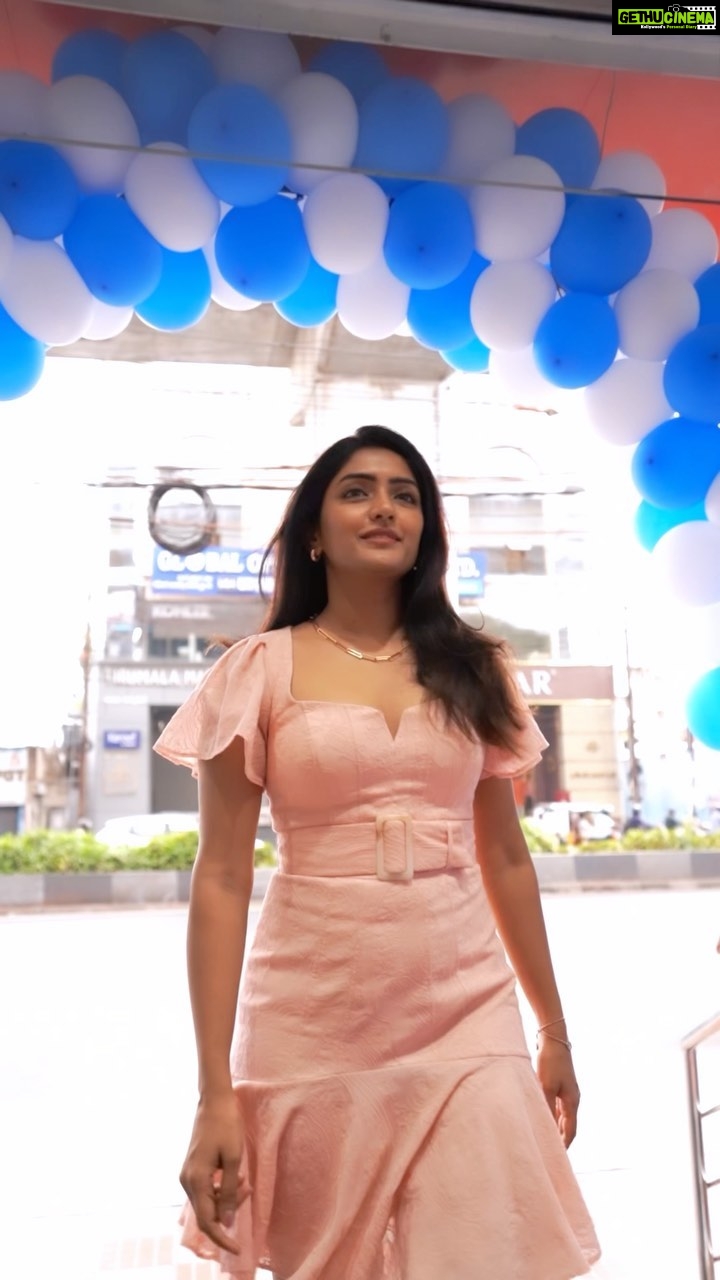 Eesha Rebba Instagram - Unbox the new Vivo X80 series with me! The new smartphone is packed with premium features that helps you shoot videos like a movie. Visit your nearest @reliance_digital store or log on to www.reliancedigital.in *T&C Apply. #vivoX80Series #CinematographyRedefined #MyLifeIsAMovie