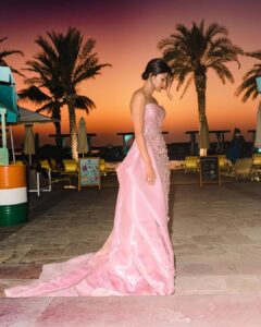 Erica Fernandes Instagram - And finally! 

Outfit by @geyannayouness
Accessories @aquamarine_jewellery
Outfit courtesy @shrushti_216 
Hair by @cloeglezmakeup 
📷 @photooneil 

#iifa #abudhabi #eveninggown