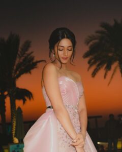 Erica Fernandes Instagram - And finally! 

Outfit by @geyannayouness
Accessories @aquamarine_jewellery
Outfit courtesy @shrushti_216 
Hair by @cloeglezmakeup 
📷 @photooneil 

#iifa #abudhabi #eveninggown