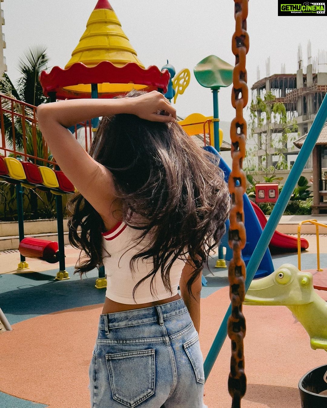 Erica Fernandes Instagram - Zindagi zakhmon se bahri hai maana , waqt ko Mar-ham banana seekhlo, mout se ek din harna hai zaroor , zindagi se toh jeena seekh lo. . . . Outfit by @shein_ar #foodforthought #liveandletlive