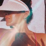 Esha Deol Instagram - 🦞♥️ It’s important to just zone out at times ! This is my way of unwinding…. basking under the sun something I just love doing …. & head full of dreams ! What’s yours? #redlobster #suntan #tan #sunshine #chillout #wednesdaywisdom #metime ♥️🧿