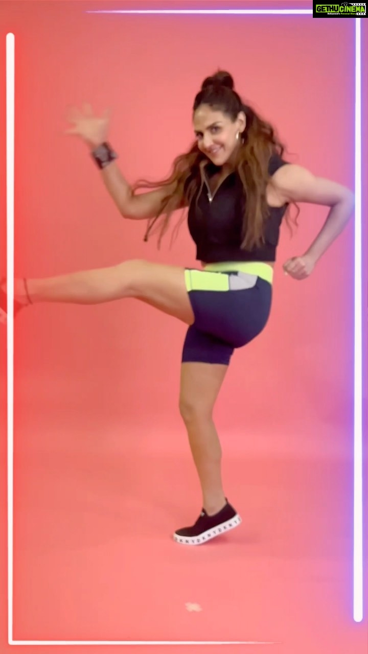 Esha Deol Instagram - Excuse me, it’s Monday already?! Clearly you can see I am still in this peppy weekend mood thanks to my pop-coloured #SecondSkin 😉 @engn.in #OwnYourGame #MondayMotivation #ActiveWear #WomensFitness #HealthyLifestyle #WomensWear #WomensHealth #Strength #Consistency #stayfit ♥️🧿