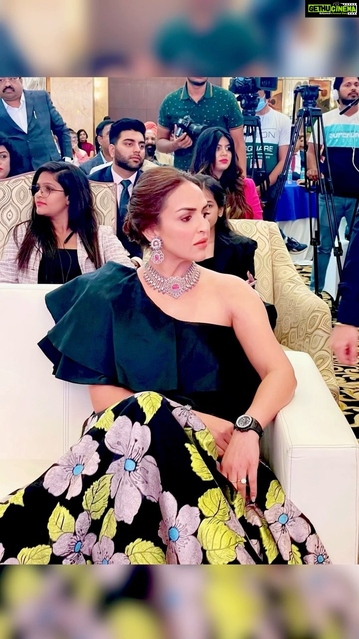 Esha Deol Instagram - ♠️ Wearing @amybillimoria Jewellery @ramakrishnajewellers Makeup @_narendrajadhav_ Hair @surve.jaya Managed by @palsandpeersentertainment #events #glam #corporateevents #styles #wakeupandmakeup #fashionstyle #glammakeuplook #eshadeol #gratitude ♥️🪬