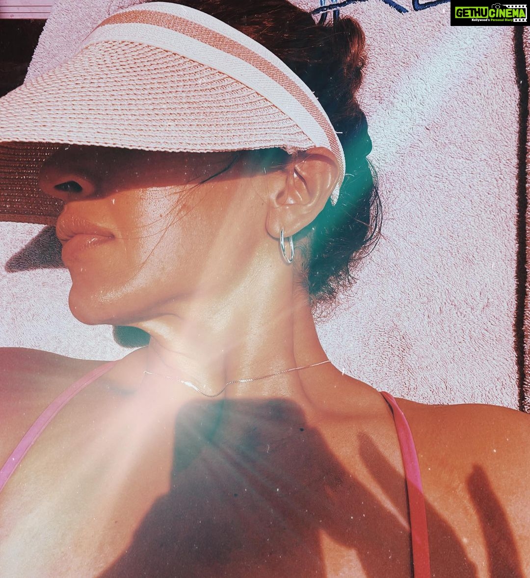 Esha Deol Instagram - 🦞♥️ It’s important to just zone out at times ! This is my way of unwinding…. basking under the sun something I just love doing …. & head full of dreams ! What’s yours? #redlobster #suntan #tan #sunshine #chillout #wednesdaywisdom #metime ♥️🧿