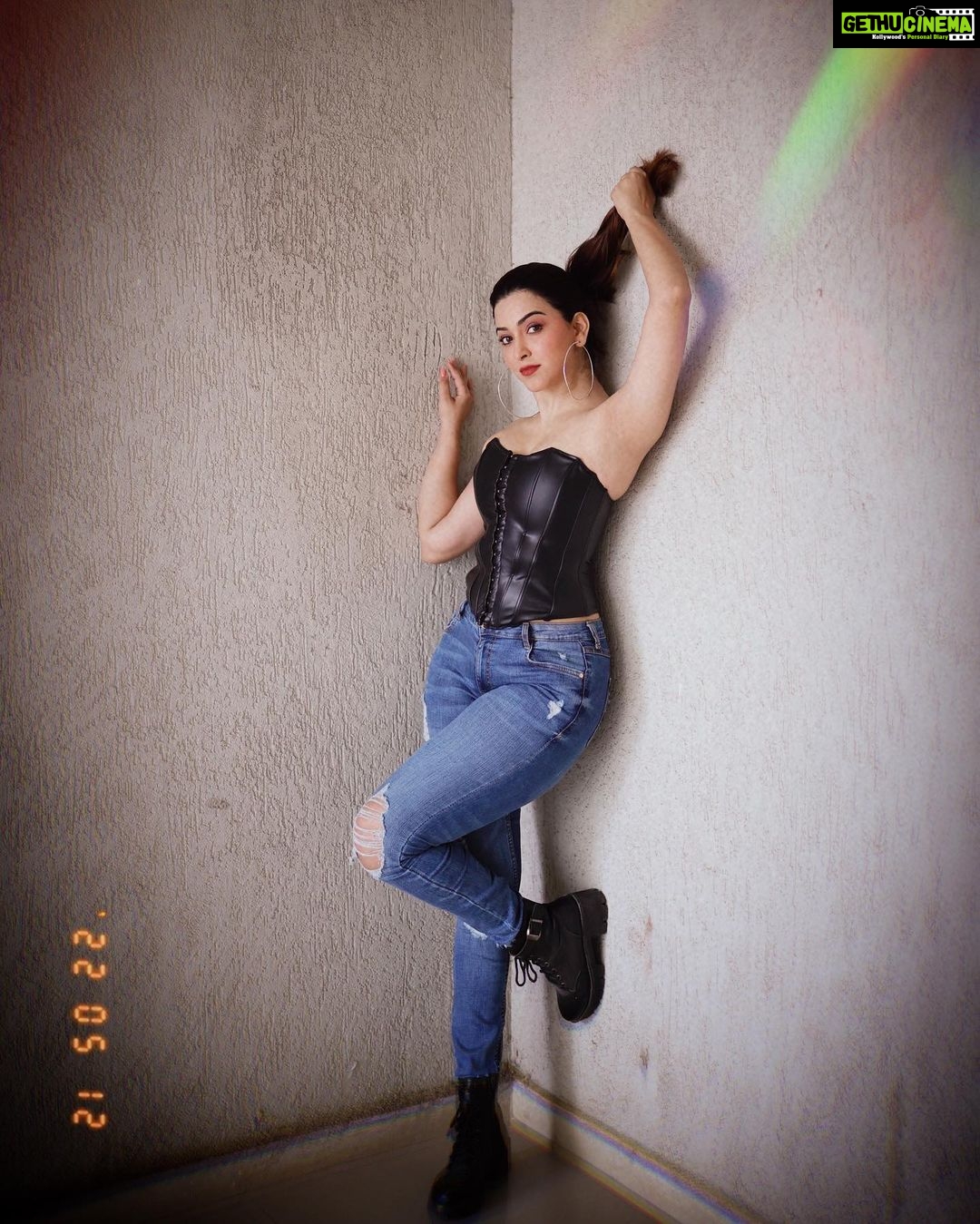 Eshanya Maheshwari Instagram - A mess masterpiece π€π πΈ @portraitsbyvedant Denim by @lovegen_official #ootd #ootdfashion #esshanyamaheshwari #fashionblogger #styleblogger #fashionmodel #style #fashion #esshanya #poser #fashionista