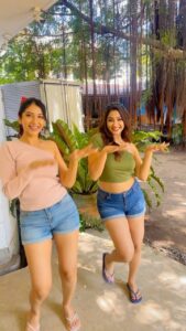 Eshanya Maheshwari Instagram - Meeting this beauty after 3 years but our cuteness still remains the same… 💖💖💖 

PS - some fun moments while shooting for @zigzag.lk ❤️
#gomigomi #reelsinstagram #trend #cuteness #bts #fun #srilanka #Esshanyamaheshwari #elakshi #zigzag