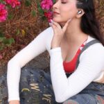 Eshanya Maheshwari Instagram - #SaturdayGoals Get groovy to the beats & silence the world in style. Ft. #BassbudsWave wireless earbuds from @ptronindia Bold n cool looks 🔅 40 hrs playtime 🎶 50ms Lag-free Movie 🍿 Grabbed it yet? Link in story ☝🏻 #PlayTheWave #pTronEveryday #Esshanya #Esshanyamaheshwari #earpods #ad