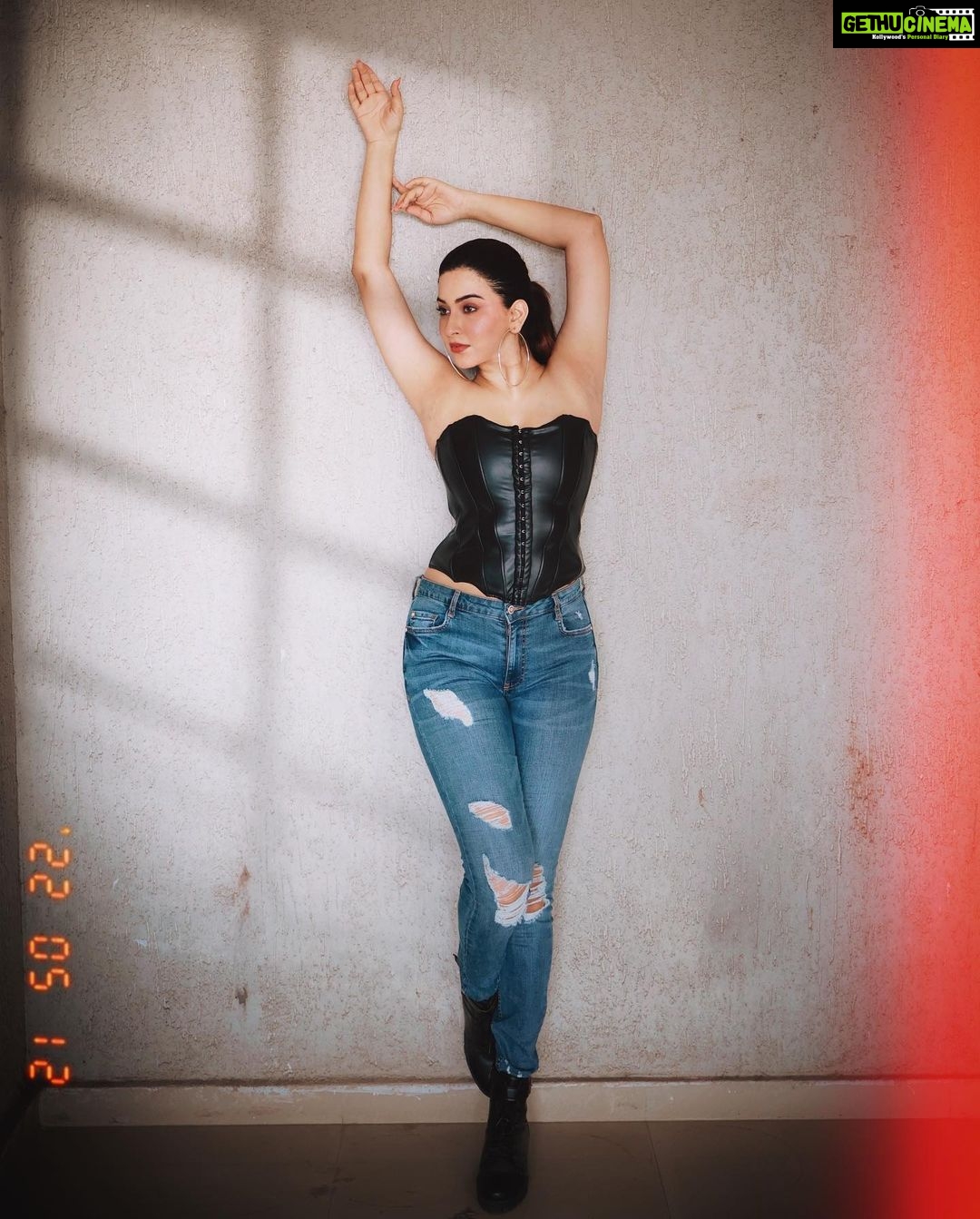 Eshanya Maheshwari Instagram - A mess masterpiece π€π πΈ @portraitsbyvedant Denim by @lovegen_official #ootd #ootdfashion #esshanyamaheshwari #fashionblogger #styleblogger #fashionmodel #style #fashion #esshanya #poser #fashionista