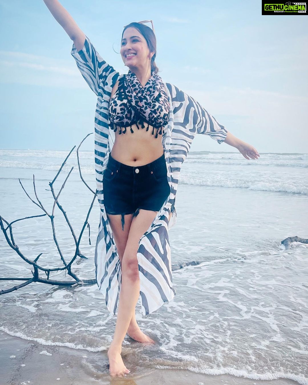 Eshanya Maheshwari Instagram - To another year of growing in strength, wisdom, grace and beauty 💖🧿 Happy Birthday to Me 💫✨💥 #blessed #happybirthdaytome #travel #esshanyamaheshwari #esshanya #travelblogger #travelgram #beach Vagator Beach