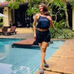 Eshanya Maheshwari Instagram - When you have to work, work with a smile 😃💖 And I love working for @zigzag.lk #smile #happiness #travel #bts #shootmode #nature #ootd #srilanka #esshanyamaheshwari #esshanya Unawatuna Beach, Sri Lanka