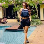 Eshanya Maheshwari Instagram - When you have to work, work with a smile 😃💖 And I love working for @zigzag.lk #smile #happiness #travel #bts #shootmode #nature #ootd #srilanka #esshanyamaheshwari #esshanya Unawatuna Beach, Sri Lanka