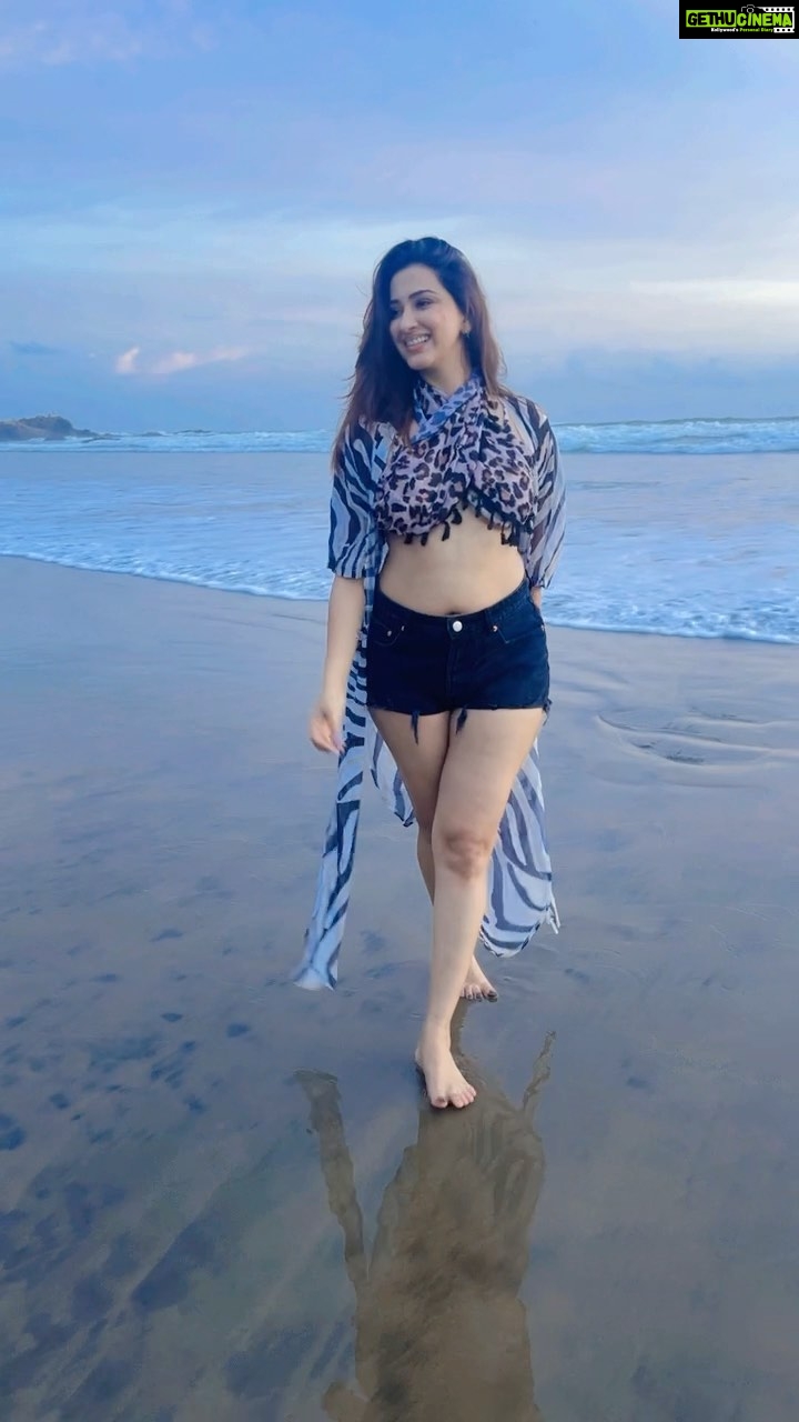 Eshanya Maheshwari Instagram - #happyworldmusicday Dear music , Thanks for always clearing my head, Healing my heart and lifting my spirit. πΆβ¨ PS- sometimes all you need is good music and a walk along the beach π β¨πΆ Video credit - @bhavikamaheshwari10 #worldmusicday #music #therapy #songs #happiness #Esshanyamaheshwari #esshanya #musicandtravel