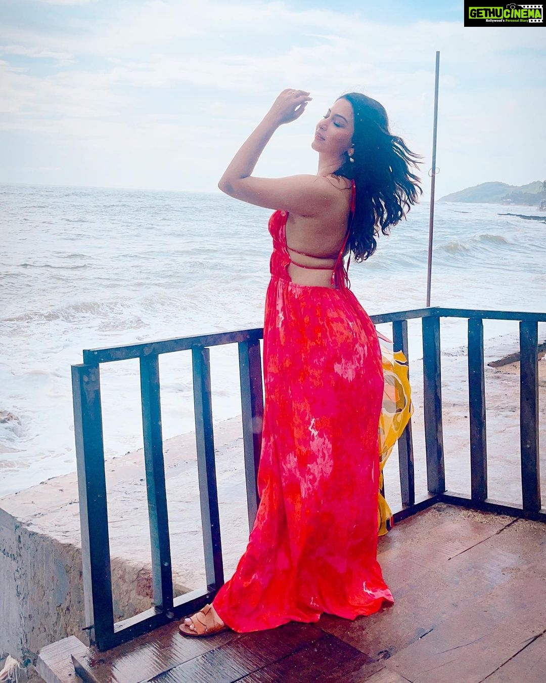 Eshanya Maheshwari Instagram - Be like the ocean. Breathtaking to look at, Strong enough to not be destroyed, And gentle enough so others find Comfort in your presence. 💖✨ #peace #view #esshanyamaheshwari #esshanya #travel #beach #ocean Anjuna Beach,Goa