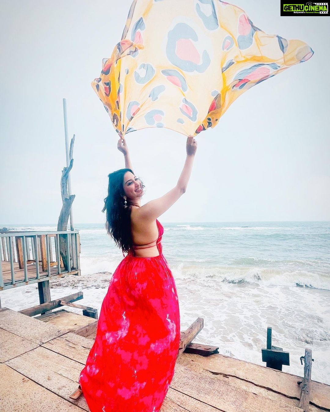 Eshanya Maheshwari Instagram - Be like the ocean. Breathtaking to look at, Strong enough to not be destroyed, And gentle enough so others find Comfort in your presence. 💖✨ #peace #view #esshanyamaheshwari #esshanya #travel #beach #ocean Anjuna Beach,Goa