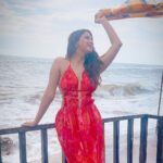 Eshanya Maheshwari Instagram - Be like the ocean. Breathtaking to look at, Strong enough to not be destroyed, And gentle enough so others find Comfort in your presence. 💖✨ #peace #view #esshanyamaheshwari #esshanya #travel #beach #ocean Anjuna Beach,Goa