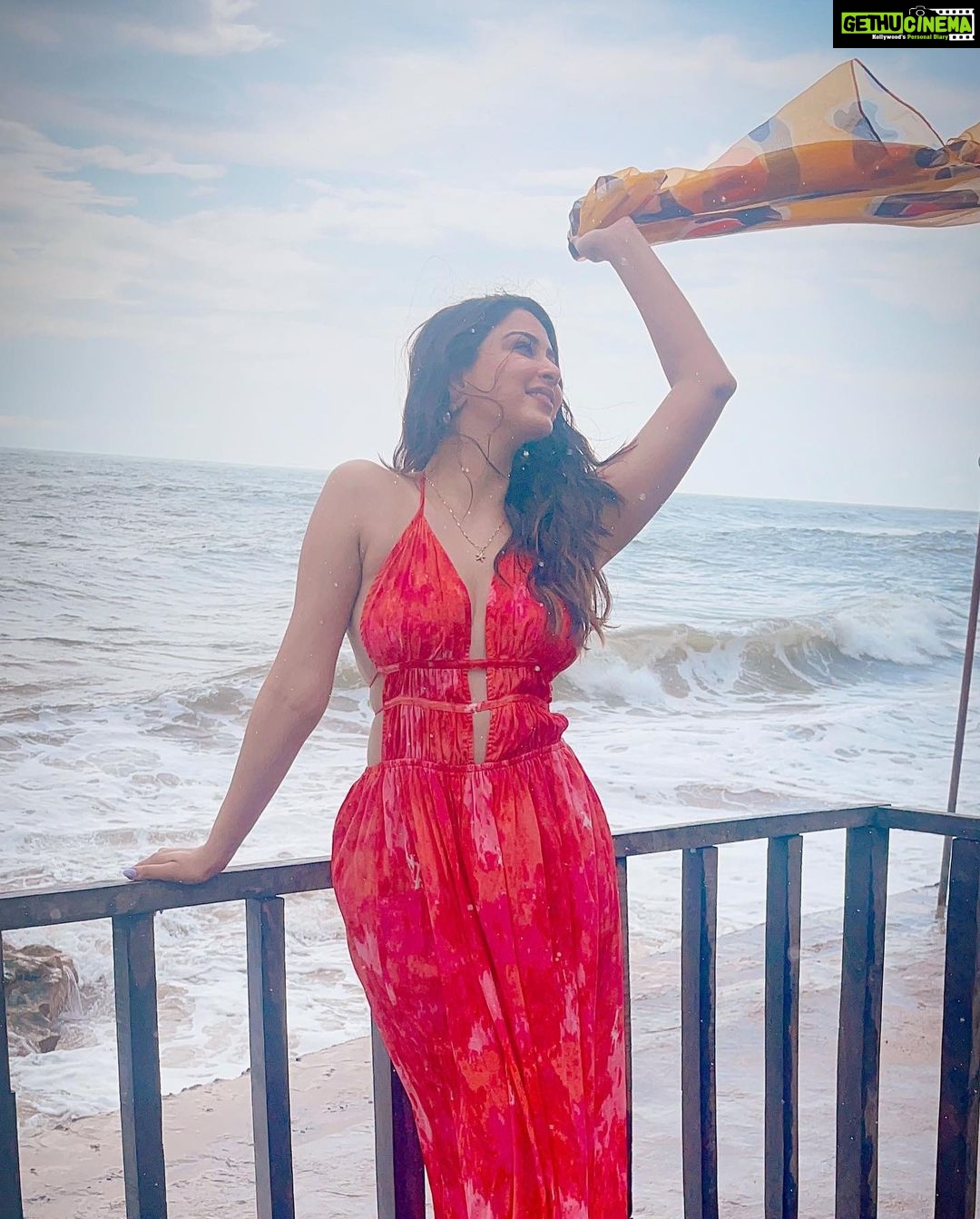 Eshanya Maheshwari Instagram - Be like the ocean. Breathtaking to look at, Strong enough to not be destroyed, And gentle enough so others find Comfort in your presence. 💖✨ #peace #view #esshanyamaheshwari #esshanya #travel #beach #ocean Anjuna Beach,Goa