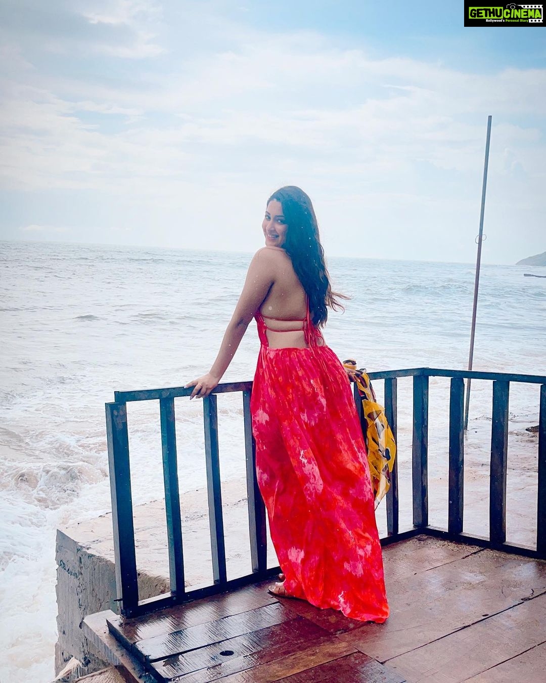 Eshanya Maheshwari Instagram - Be like the ocean. Breathtaking to look at, Strong enough to not be destroyed, And gentle enough so others find Comfort in your presence. 💖✨ #peace #view #esshanyamaheshwari #esshanya #travel #beach #ocean Anjuna Beach,Goa
