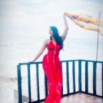 Eshanya Maheshwari Instagram - Be like the ocean. Breathtaking to look at, Strong enough to not be destroyed, And gentle enough so others find Comfort in your presence. 💖✨ #peace #view #esshanyamaheshwari #esshanya #travel #beach #ocean Anjuna Beach,Goa