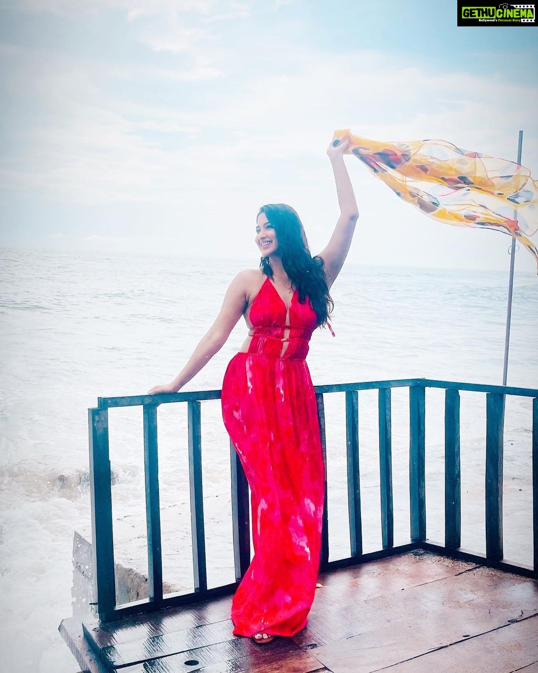 Eshanya Maheshwari Instagram - Be like the ocean. Breathtaking to look at, Strong enough to not be destroyed, And gentle enough so others find Comfort in your presence. 💖✨ #peace #view #esshanyamaheshwari #esshanya #travel #beach #ocean Anjuna Beach,Goa