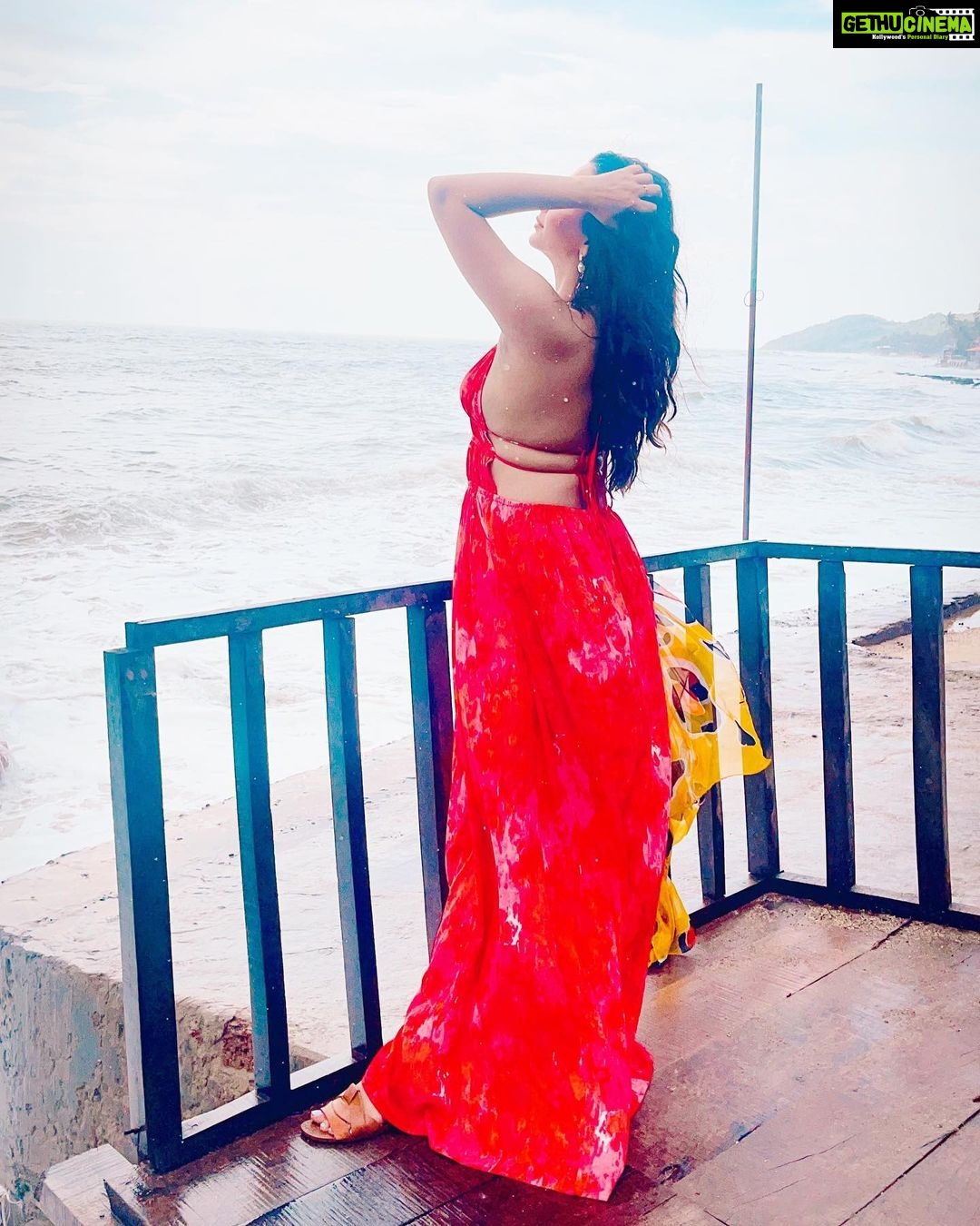 Eshanya Maheshwari Instagram - Be like the ocean. Breathtaking to look at, Strong enough to not be destroyed, And gentle enough so others find Comfort in your presence. 💖✨ #peace #view #esshanyamaheshwari #esshanya #travel #beach #ocean Anjuna Beach,Goa