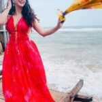 Eshanya Maheshwari Instagram - Be like the ocean. Breathtaking to look at, Strong enough to not be destroyed, And gentle enough so others find Comfort in your presence. 💖✨ #peace #view #esshanyamaheshwari #esshanya #travel #beach #ocean Anjuna Beach,Goa