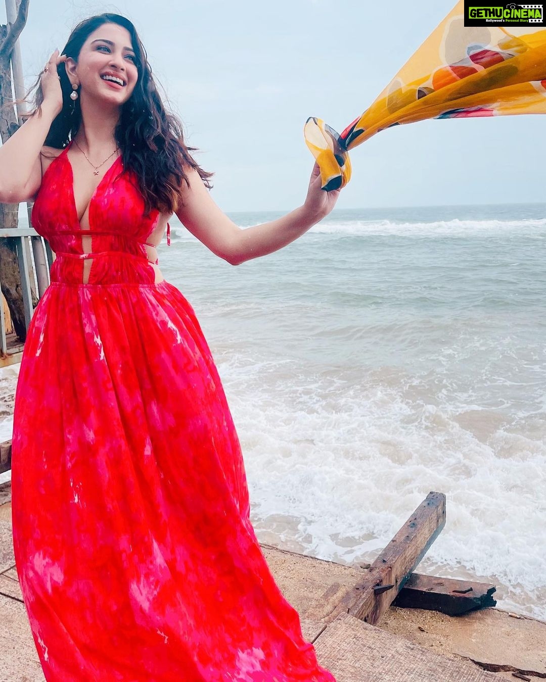 Eshanya Maheshwari Instagram - Be like the ocean. Breathtaking to look at, Strong enough to not be destroyed, And gentle enough so others find Comfort in your presence. 💖✨ #peace #view #esshanyamaheshwari #esshanya #travel #beach #ocean Anjuna Beach,Goa