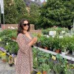 Evelyn Sharma Instagram - Always my favourite stall at the farmers market.. 🪴💐