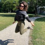Evelyn Sharma Instagram - PROMO ALERT 🚨 There’s nothing like great active wear to spend your holiday jumping through the air! 🤩 Love @stronger 💯 cause they are super comfy and responsibly made from recycled material! ♻️ Get yours now with my #discountcode SHARMA20 ‼️🤩 #strongermoments #stronger #postnatal #mommylife #evelynsharma #selflove #loungewear #sponsored