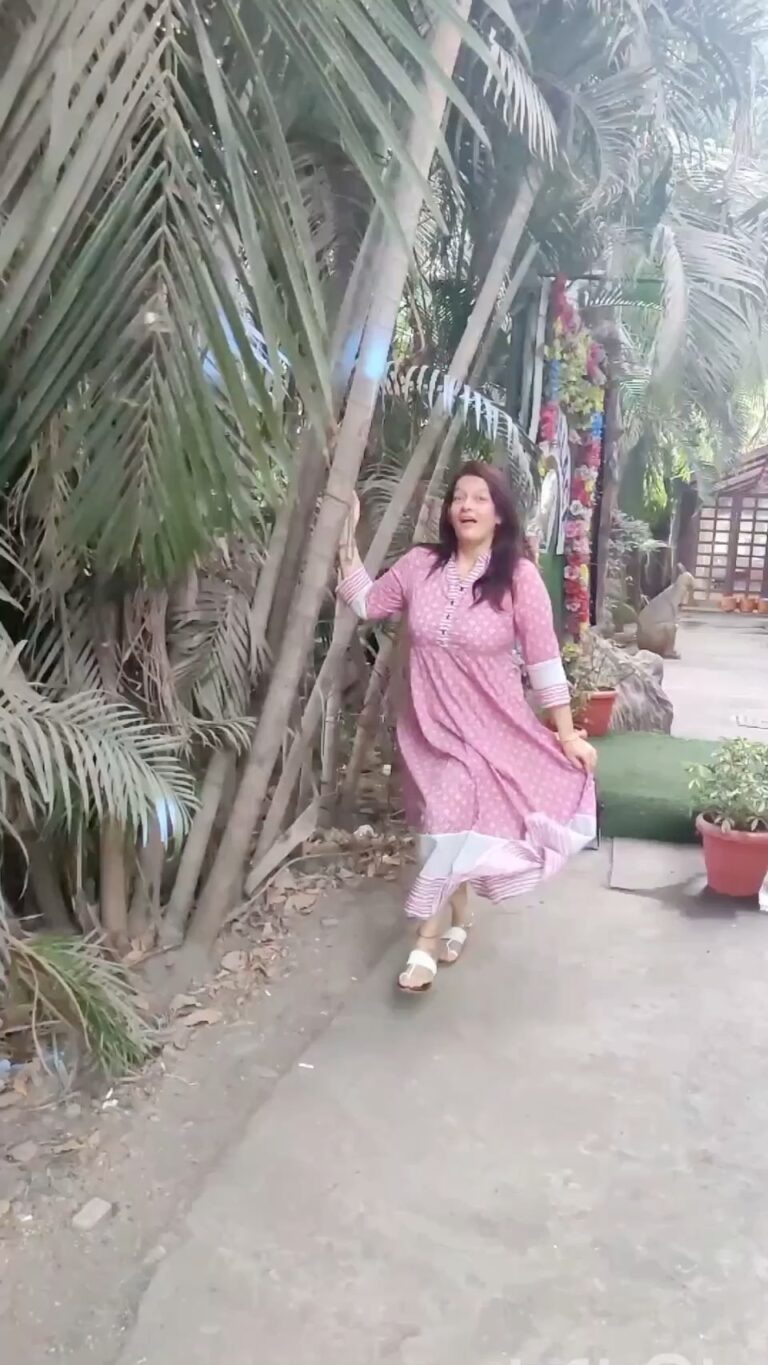Falguni Rajani Instagram - Awesome outfit by @gulaalindia ❤️ Pretty footwear by @stylestryofficial ❤️ #cottonsuits #cottonkurti #cotton #comfortable #gulalindia #reelsinstagram #reelitfeelit #reels #viralvideos #viral