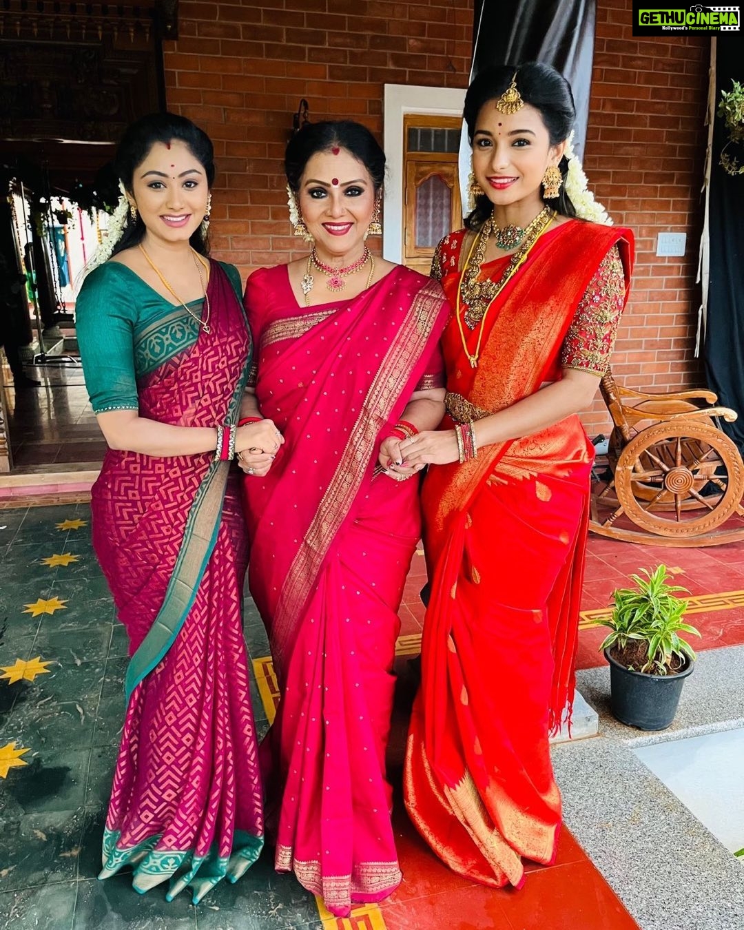 Fathima Babu Instagram - The red squad Samyutha and Lavanya #sippikkulmuthu #vijaytv #vijaytvserial