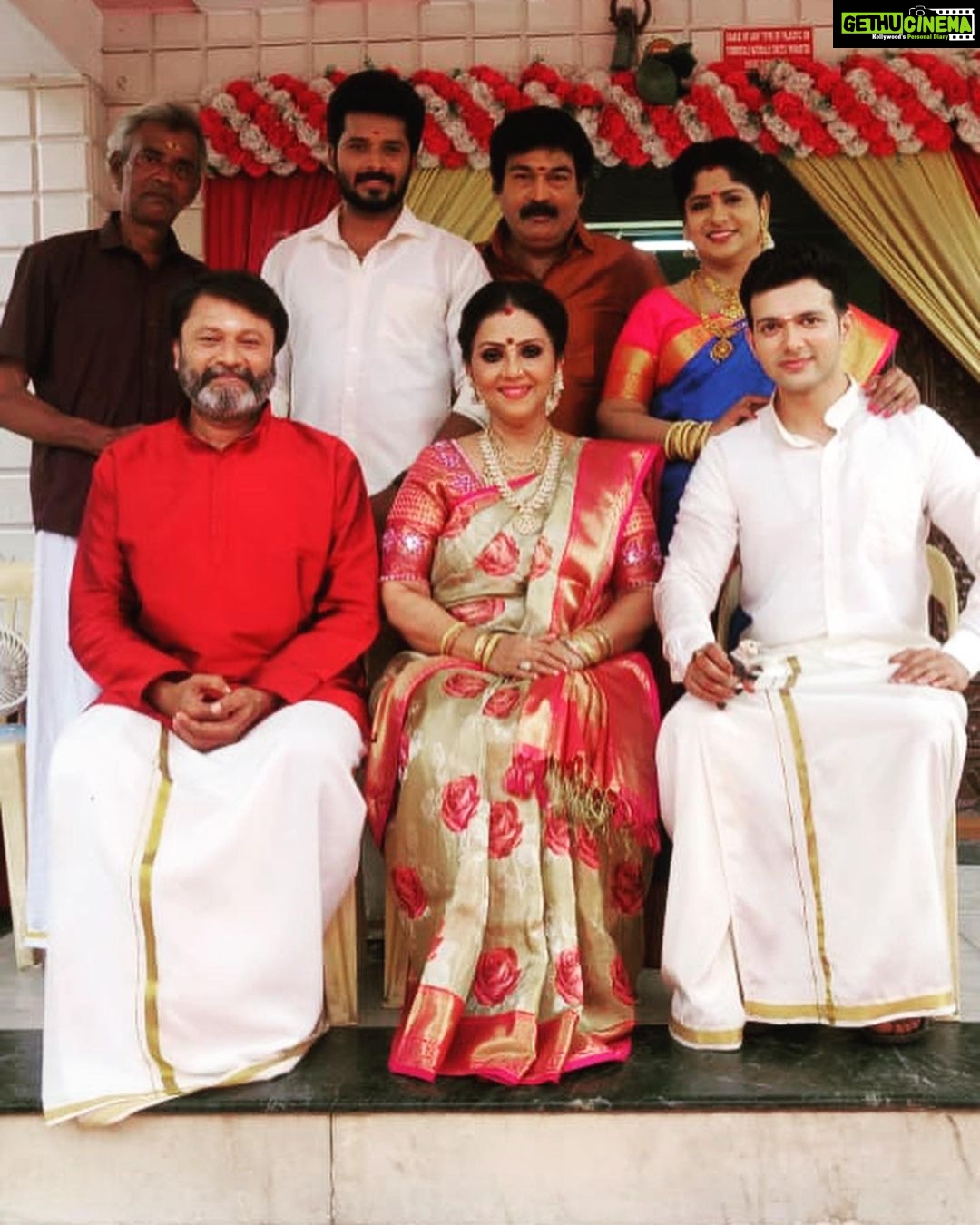 Fathima Babu Instagram - With the Co artistes of #vijaytv serial #sippikulmuthu