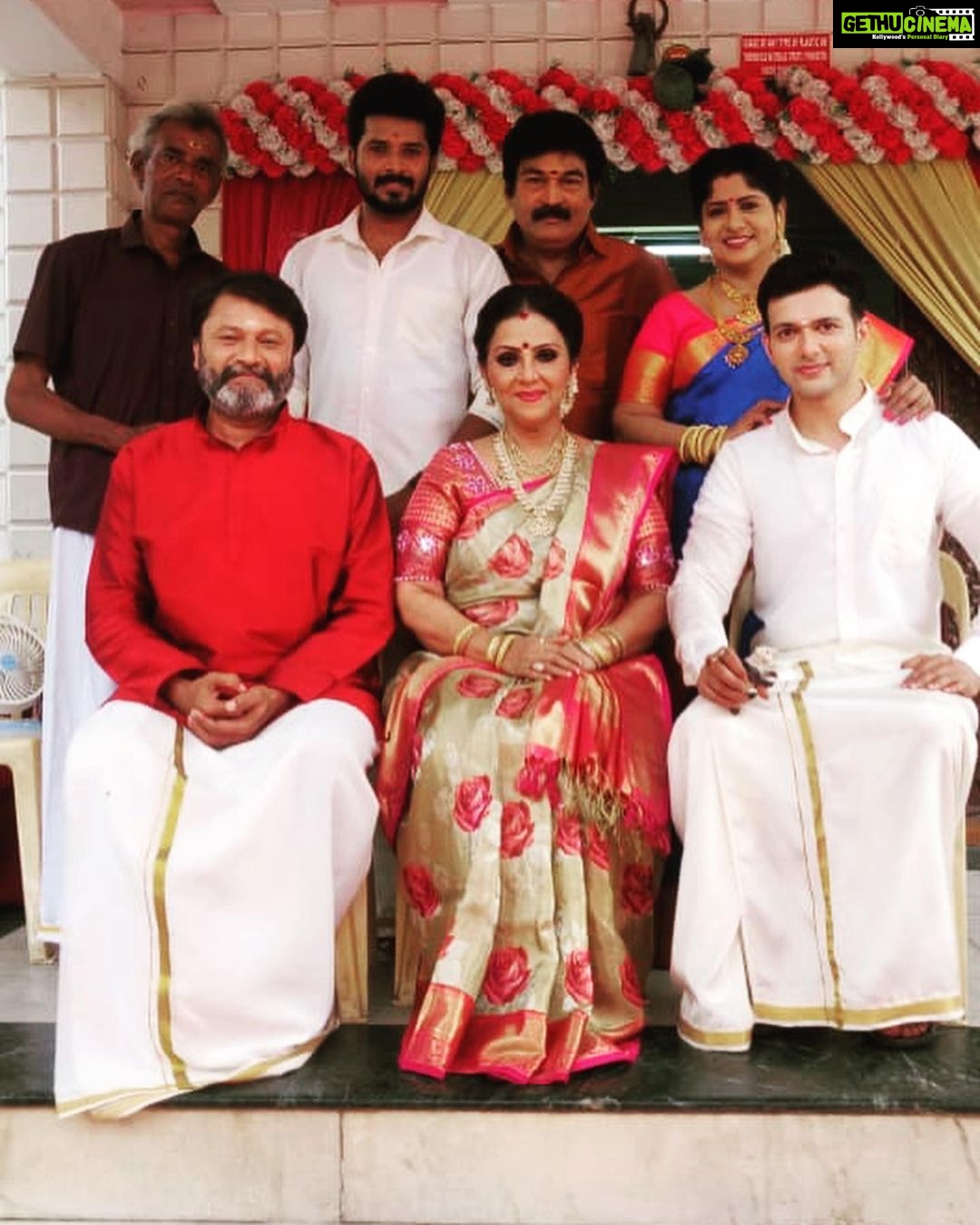 Fathima Babu Instagram - With the Co artistes of #vijaytv serial #sippikulmuthu