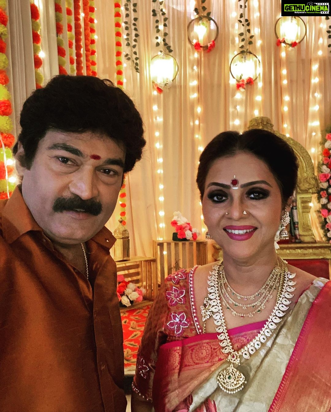 Fathima Babu Instagram - With the Co artistes of #vijaytv serial #sippikulmuthu
