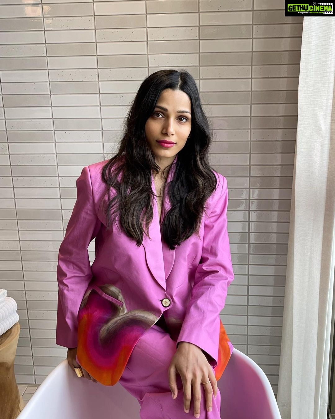 Freida Pinto Instagram - A bathtub moment for @mrmalcolmslist press thanks to @erinwalshstyle!